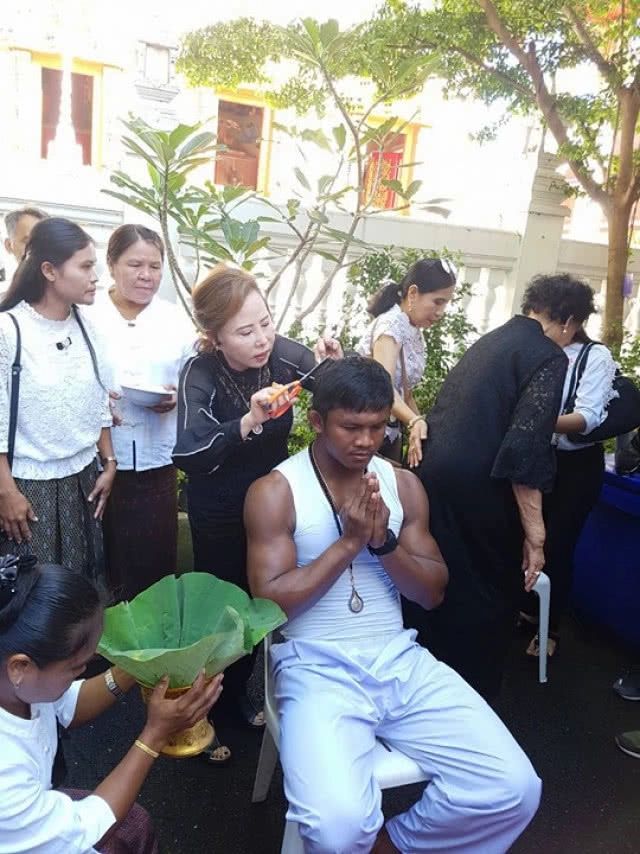 "บัวขาว" บวชถวายเป็นพระราชกุศล แด่ในหลวง ร.๙