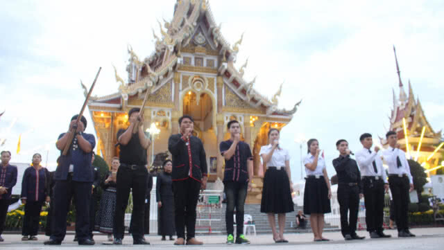 ชาวขอนแก่นร่วมใจ
ซ้อมการแสดง
หน้าพระเมรุมาศจำลอง
