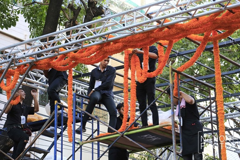 (ภาพชุด)ชาวปากคลองตลาด ร่วมใจประดับอุโมงค์ "ดอกไม้เพื่อพ่อ"