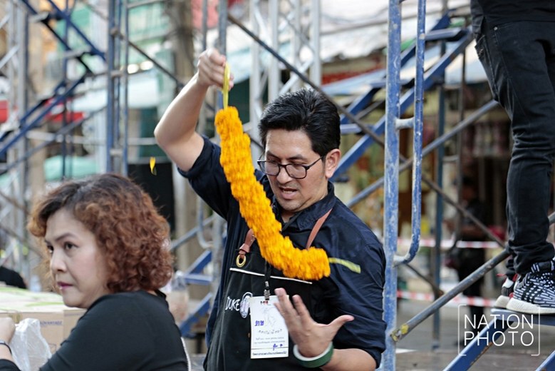 (ภาพชุด)ชาวปากคลองตลาด ร่วมใจประดับอุโมงค์ "ดอกไม้เพื่อพ่อ"