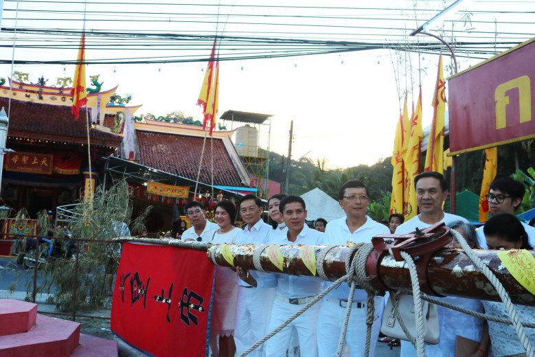ยกเสาโกเต้งสูงที่สุดในโลกเริ่มประเพณีถือศีลกินผักถวายเป็นพระราชกุศลฯ