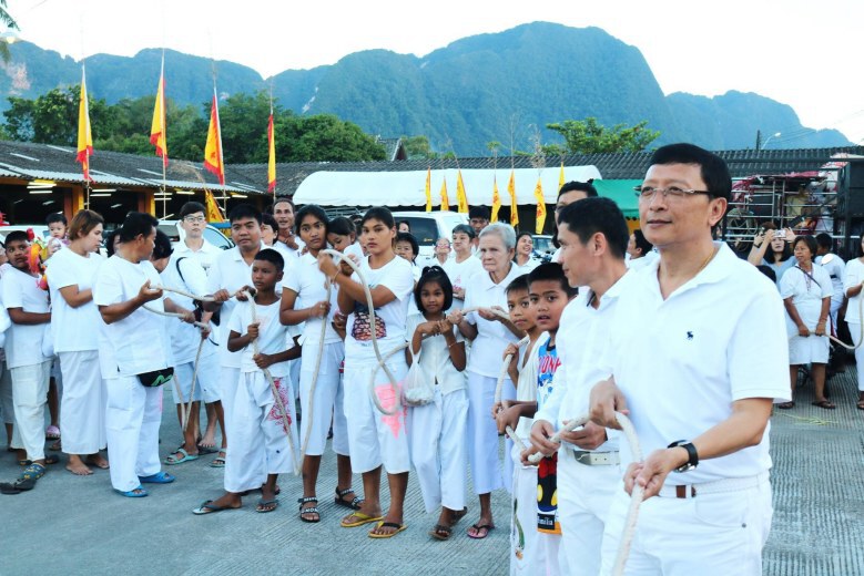 ยกเสาโกเต้งสูงที่สุดในโลกเริ่มประเพณีถือศีลกินผักถวายเป็นพระราชกุศลฯ
