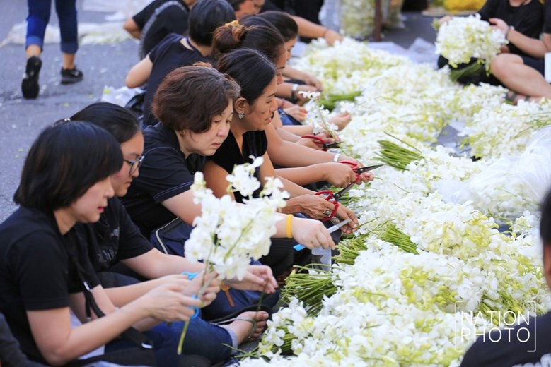 (ภาพชุด)ชาวปากคลองตลาด ร่วมใจประดับอุโมงค์ "ดอกไม้เพื่อพ่อ"