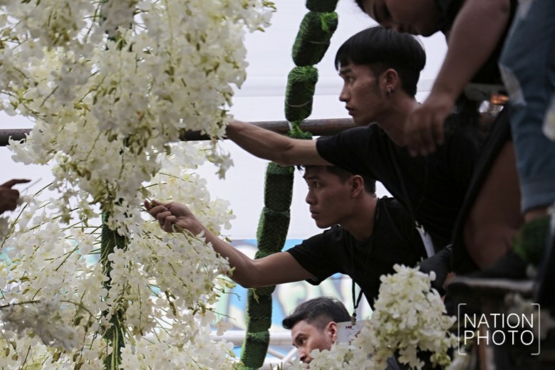 (ภาพชุด)ชาวปากคลองตลาด ร่วมใจประดับอุโมงค์ "ดอกไม้เพื่อพ่อ"