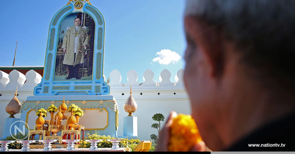 ทุกคนตั้งใจมาถวายพวงมาลัยสักการระเบื้องหน้าพระบรมฉายาลักษณ์