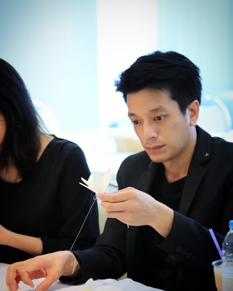 "เคนวงซีล-ลูกตาลAF2" ตื้นตันทำดอกไม้จันทน์ถวายในหลวงร.9