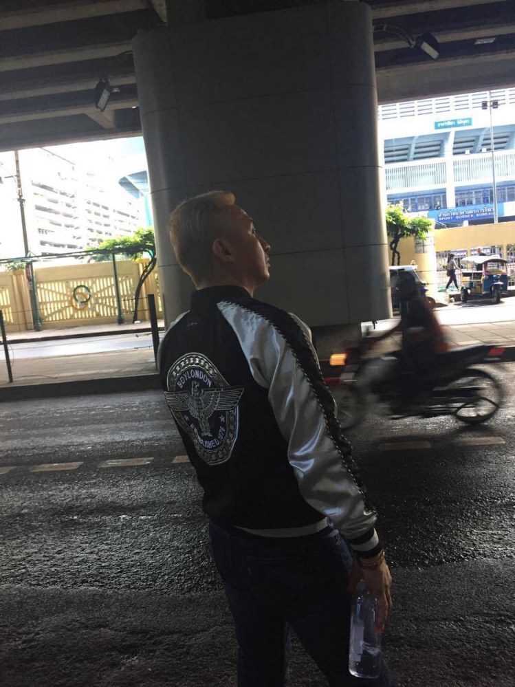 โร่แจ้ง ตร.ถูกคนร้ายฉกเสื้อหรู 1.3 หมื่นบาท