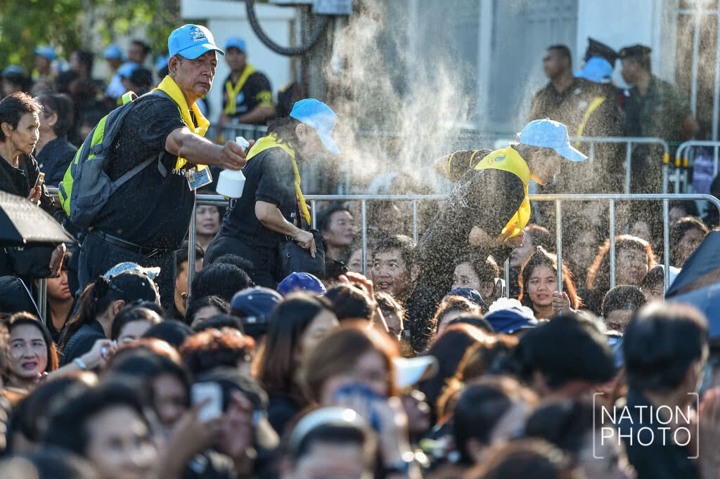 ประชาชนล้นหลาม รอชมซ้อมริ้วขบวนพระบรมราชอิสริยยศ แม้สภาพอากาศร้อนจัด ประชาชนล้นหลาม รอชมซ้อมริ้วขบวนพระบรมราชอิสริยยศ แม้สภาพอากาศร้อนจัด