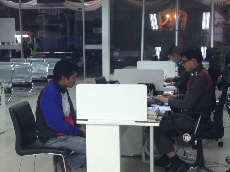 รวบแล้ว! ชายในคลิปเรียกเก็บค่าที่จอดรถคนมากราบพระบรมศพ