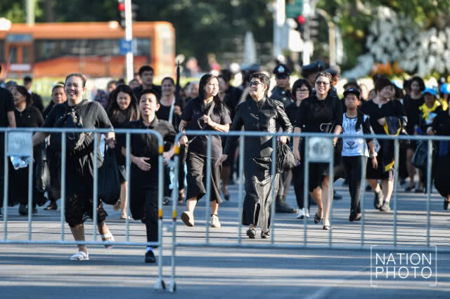 ประชาชนล้นหลาม รอชมซ้อมริ้วขบวนพระบรมราชอิสริยยศ แม้สภาพอากาศร้อนจัด