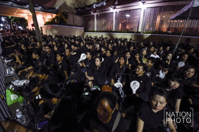 ประชาชนล้นหลาม ต่อแถวเข้าชมซ้อมริ้วขบวนพระบรมราชอิสริยยศ ตั้งแต่ 9 โมงเช้าวานนี้