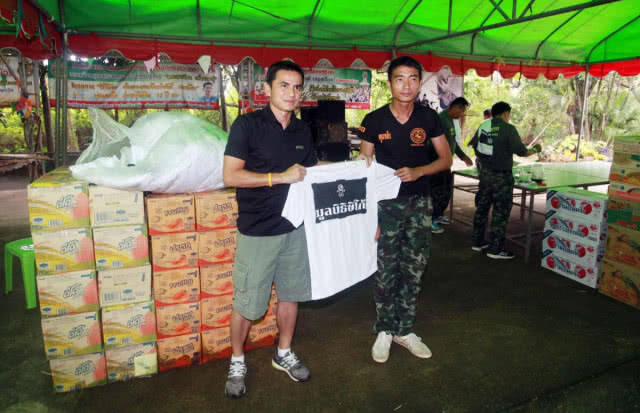 "ซิโก้" ลุยน้ำแจกของช่วยน้ำท่วมที่บ้านเกิดจ.ขอนแก่น