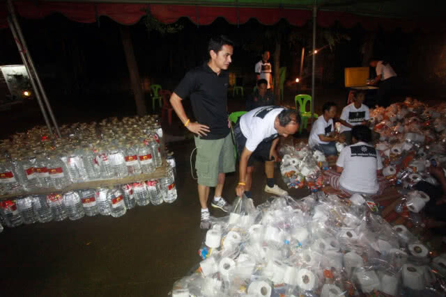 "ซิโก้" ลุยน้ำแจกของช่วยน้ำท่วมที่บ้านเกิดจ.ขอนแก่น