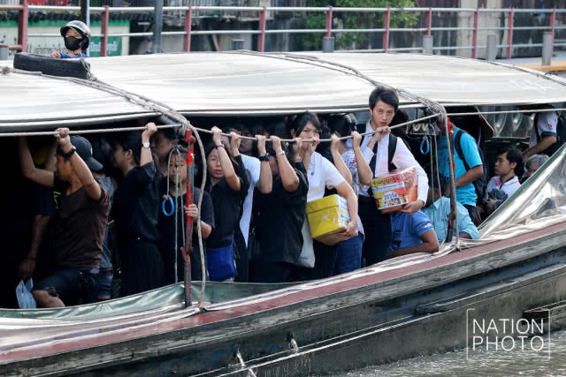 ประชาชนใช้บริการเรือ เดินทางชมการซ้อมริ้วขบวนพระบรมราชอิสริยยศฯ