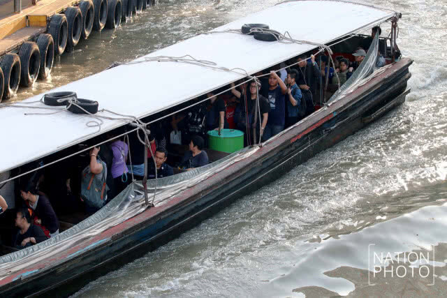 ประชาชนใช้บริการเรือ เดินทางชมการซ้อมริ้วขบวนพระบรมราชอิสริยยศฯ