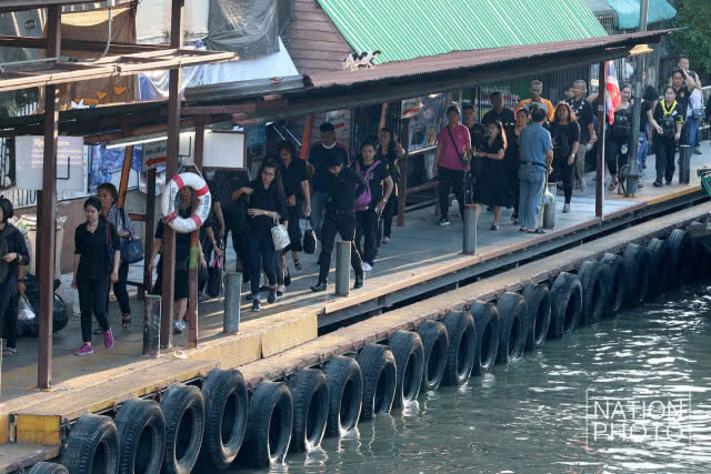 ประชาชนใช้บริการเรือ เดินทางชมการซ้อมริ้วขบวนพระบรมราชอิสริยยศฯ