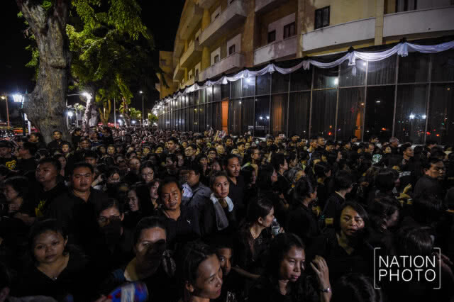 ประชาชนล้นหลาม ต่อแถวเข้าชมซ้อมริ้วขบวนพระบรมราชอิสริยยศ ตั้งแต่ 9 โมงเช้าวานนี้