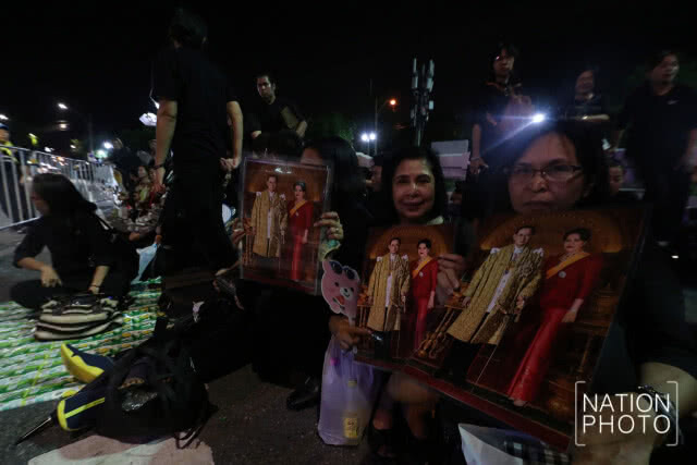 พสกนิกรจากทั่วทุกสารทิศ เข้าแถวเพื่อเข้าชมการซ้อมริ้วขบวนพระบรมราชอิสริยยศฯ