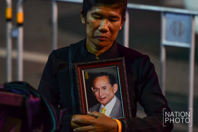 ประชาชนล้นหลาม ต่อแถวเข้าชมซ้อมริ้วขบวนพระบรมราชอิสริยยศ ตั้งแต่ 9 โมงเช้าวานนี้