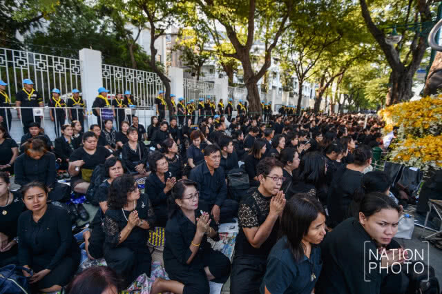 ประชาชนล้นหลาม รอชมซ้อมริ้วขบวนพระบรมราชอิสริยยศ แม้สภาพอากาศร้อนจัด