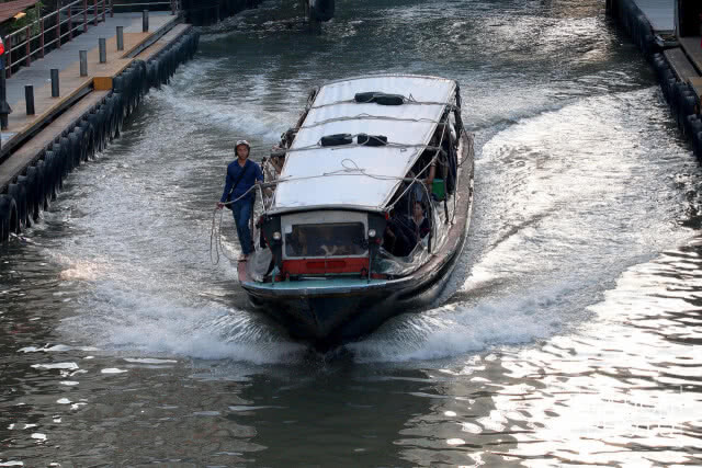 ประชาชนใช้บริการเรือ เดินทางชมการซ้อมริ้วขบวนพระบรมราชอิสริยยศฯ