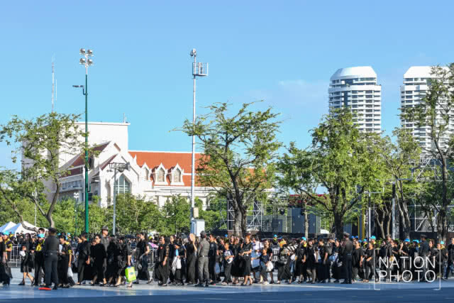 ประชาชนล้นหลาม รอชมซ้อมริ้วขบวนพระบรมราชอิสริยยศ แม้สภาพอากาศร้อนจัด