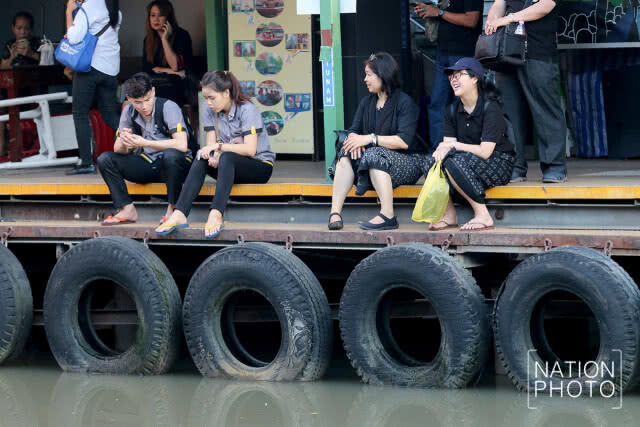 ประชาชนใช้บริการเรือ เดินทางชมการซ้อมริ้วขบวนพระบรมราชอิสริยยศฯ