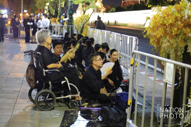 พสกนิกรจากทั่วทุกสารทิศ เข้าแถวเพื่อเข้าชมการซ้อมริ้วขบวนพระบรมราชอิสริยยศฯ