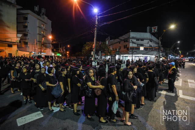 ประชาชนล้นหลาม ต่อแถวเข้าชมซ้อมริ้วขบวนพระบรมราชอิสริยยศ ตั้งแต่ 9 โมงเช้าวานนี้