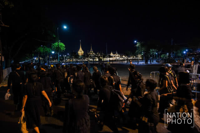 ประชาชนล้นหลาม ต่อแถวเข้าชมซ้อมริ้วขบวนพระบรมราชอิสริยยศ ตั้งแต่ 9 โมงเช้าวานนี้