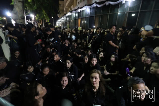พสกนิกรจากทั่วทุกสารทิศ เข้าแถวเพื่อเข้าชมการซ้อมริ้วขบวนพระบรมราชอิสริยยศฯ