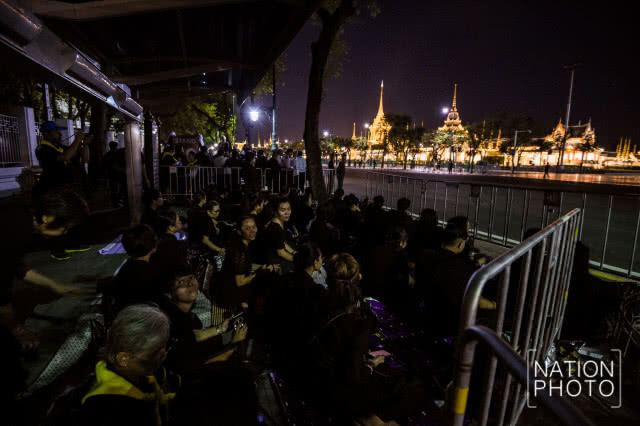 ประชาชนล้นหลาม ต่อแถวเข้าชมซ้อมริ้วขบวนพระบรมราชอิสริยยศ ตั้งแต่ 9 โมงเช้าวานนี้