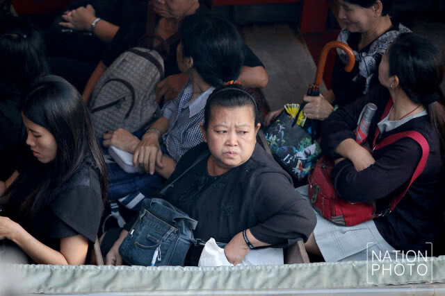 ประชาชนใช้บริการเรือ เดินทางชมการซ้อมริ้วขบวนพระบรมราชอิสริยยศฯ