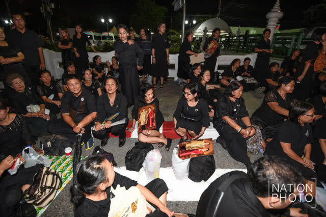 ประชาชนล้นหลาม ต่อแถวเข้าชมซ้อมริ้วขบวนพระบรมราชอิสริยยศ ตั้งแต่ 9 โมงเช้าวานนี้