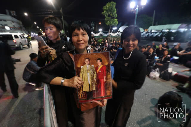 พสกนิกรจากทั่วทุกสารทิศ เข้าแถวเพื่อเข้าชมการซ้อมริ้วขบวนพระบรมราชอิสริยยศฯ