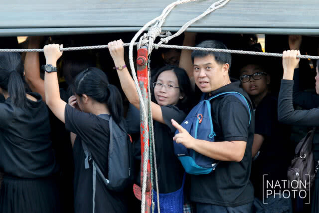 ประชาชนใช้บริการเรือ เดินทางชมการซ้อมริ้วขบวนพระบรมราชอิสริยยศฯ