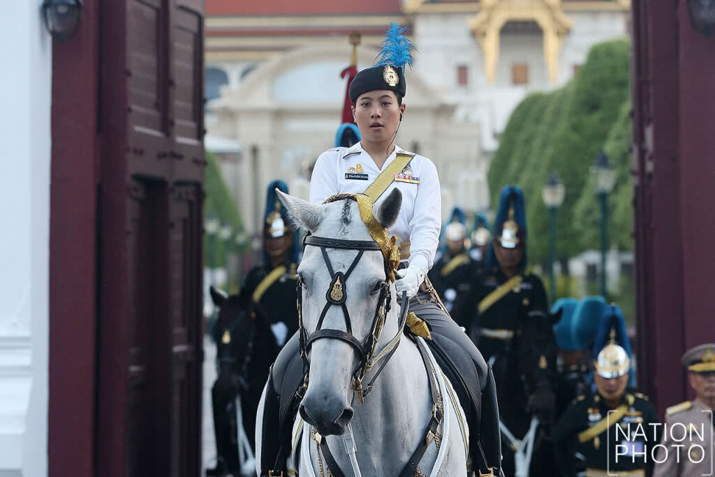 พันโทหญิงพระเจ้าหลานเธอพระองค์เจ้าสิริวัณณวรีนารีรัตน์ ทรงม้านำขบวนพระบรมราชอิสริยยศ ริ้วขบวนที่ 6 พันโทหญิงพระเจ้าหลานเธอพระองค์เจ้าสิริวัณณวรีนารีรัตน์ ทรงม้านำขบวนพระบรมราชอิสริยยศ ริ้วขบวนที่ 6