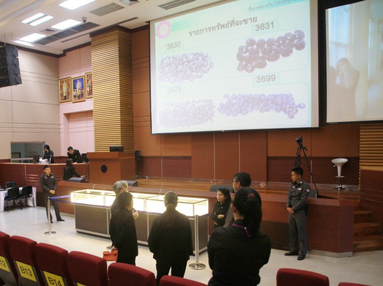 พลอยล็อตใหญ่
300 ล้าน ขายไม่ออก!
ชงปรับวิธีขาย 