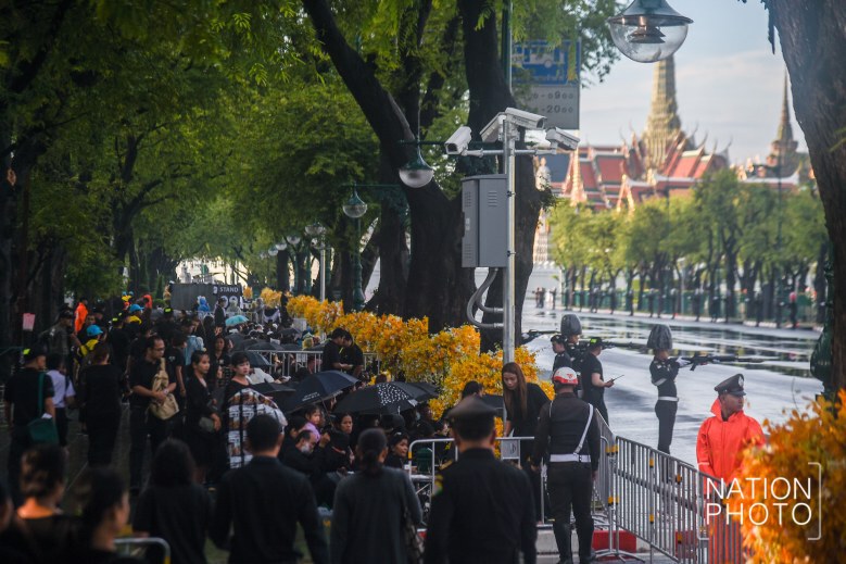 (ภาพชุด) ฝนตกก็ไม่หวั่น ปชช.รอชมการซ้อมริ้วขบวนที่ 4