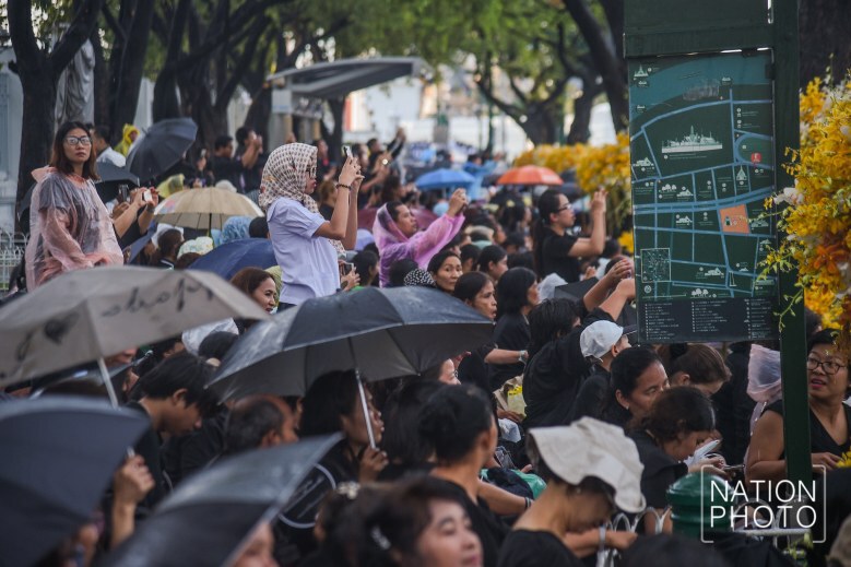 (ภาพชุด) ฝนตกก็ไม่หวั่น ปชช.รอชมการซ้อมริ้วขบวนที่ 4