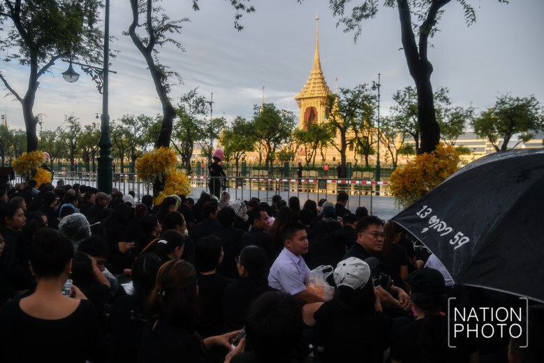 (ภาพชุด) ฝนตกก็ไม่หวั่น ปชช.รอชมการซ้อมริ้วขบวนที่ 4