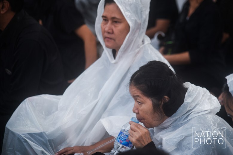 (ภาพชุด) ฝนตกก็ไม่หวั่น ปชช.รอชมการซ้อมริ้วขบวนที่ 4