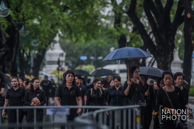 (ภาพชุด) ฝนตกก็ไม่หวั่น ปชช.รอชมการซ้อมริ้วขบวนที่ 4