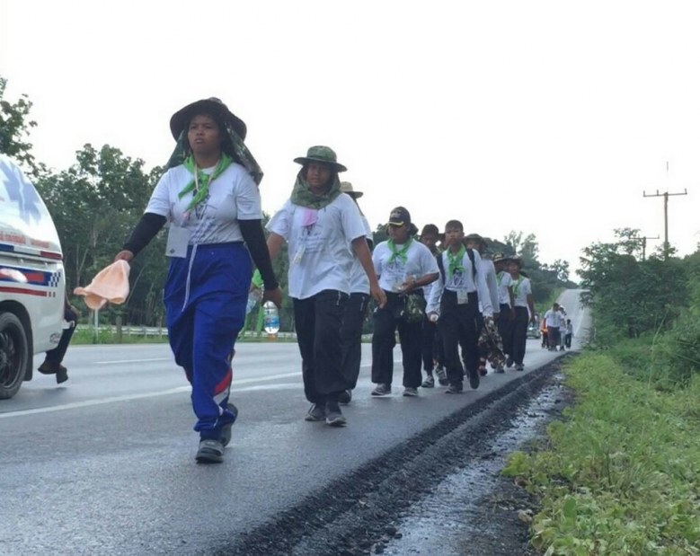 ประวัติศาสตร์ที่ควรจารึก! คณะลูกเสือสุราษฎร์ฯ เดินทางไกลส่งเสด็จฯในหลวงร.9