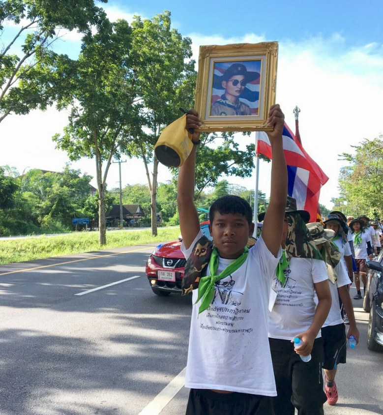ประวัติศาสตร์ที่ควรจารึก! คณะลูกเสือสุราษฎร์ฯ เดินทางไกลส่งเสด็จฯในหลวงร.9