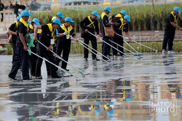 หยาดน้ำฟ้า ยังไม่สามารถปิดกั้นสายธารแห่งความจงรักภักดีของพสกนิกรชาวไทย