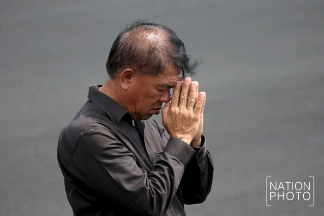 หยาดน้ำฟ้า ยังไม่สามารถปิดกั้นสายธารแห่งความจงรักภักดีของพสกนิกรชาวไทย