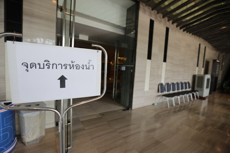จุดจอดรถ-ชัตเติ้ลบัสฝั่งทิศเหนือ(เมืองทองฯ-สโมสรตำรวจ) เตรียมห้องแอร์-น้ำดื่มไว้บริการ