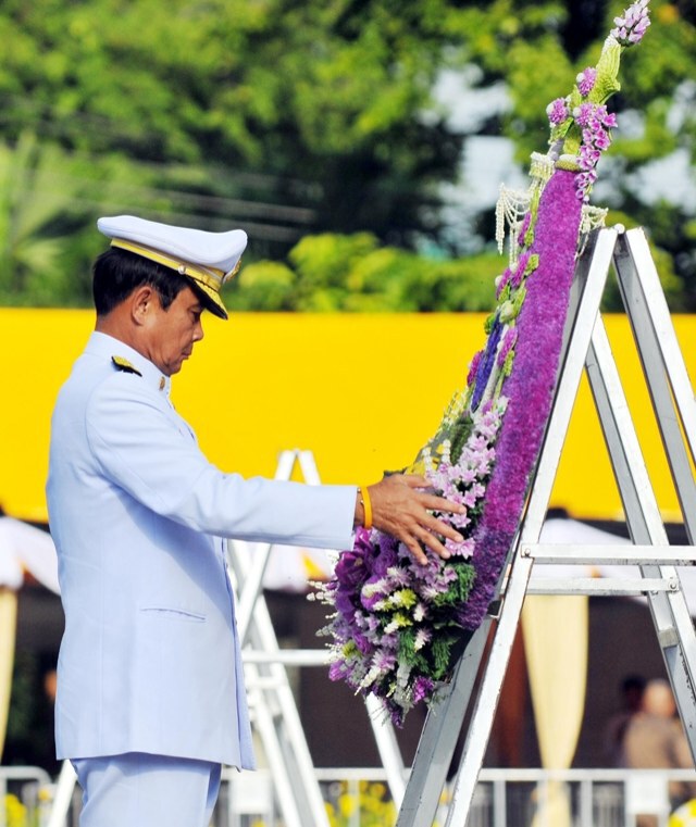 (ภาพชุด)นายกฯ นำครม.-ขรก. ถวายพวงมาลาวันปิยมหาราช