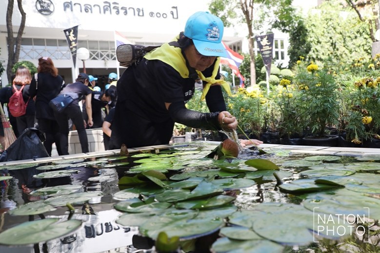 คณะแพทยศาสตร์ศิริราช ร่วมกับจิตอาสาทำความสะอาดโดยรอบรพ.ศิริราช